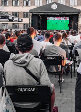 Minsk, Belarus - 29 Haziran 2021: Fan bölgesinde futbol taraftarları maçı büyük ekranda izliyorlar