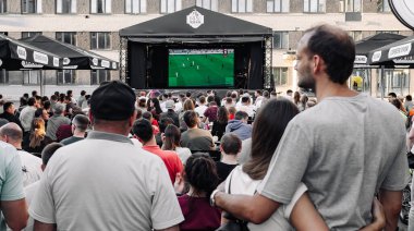 Minsk, Belarus - 29 Haziran 2021: Fan bölgesinde futbol taraftarları maçı büyük ekranda izliyorlar