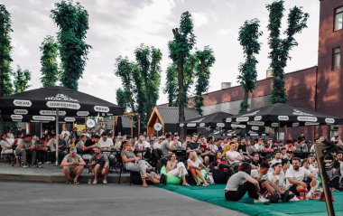 Minsk, Belarus - 29 Haziran 2021: Fan bölgesinde futbol taraftarları maçı büyük ekranda izliyorlar