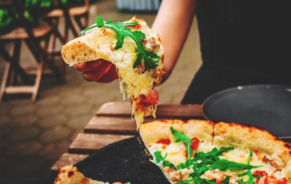 Woman Hand Toma Una Rebanada Pizza Napolitana Carne Con Queso — Foto de Stock