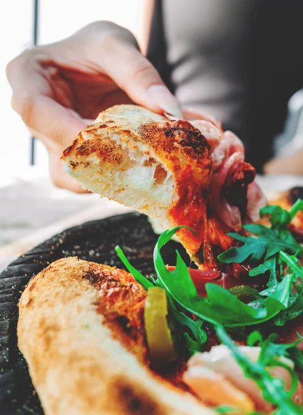 Woman Hand Toma Una Rebanada Pizza Napolitana Carne Con Queso — Foto de Stock