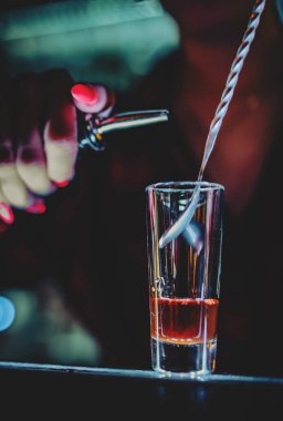 Barda barmen eli kokteyl yapıyor.