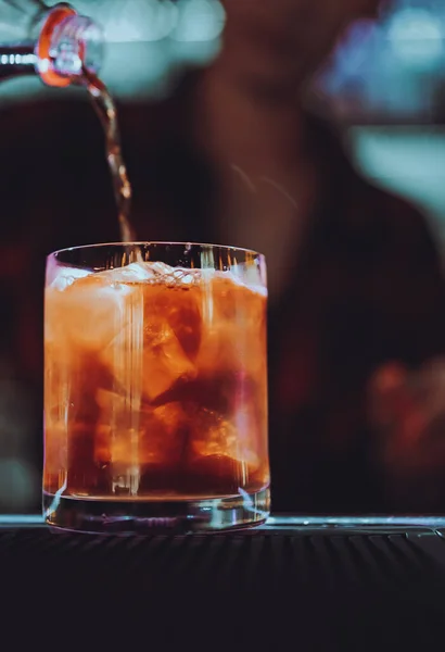 Barkeeper Macht Cocktail Der Bar — Stockfoto