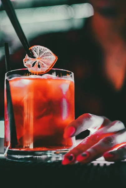 Barkeeper Macht Cocktail Der Bar — Stockfoto