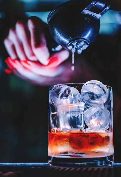 Barkeeper Macht Cocktail Der Bar — Stockfoto