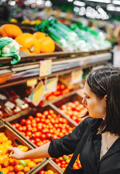Woman Chooses Purchases Fresh Ripe Organic Tomatoes Vegetable Department Supermarket — Stock Photo, Image