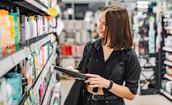 Young Woman Choosing Care Cosmetic Supermarket — Stock Photo, Image