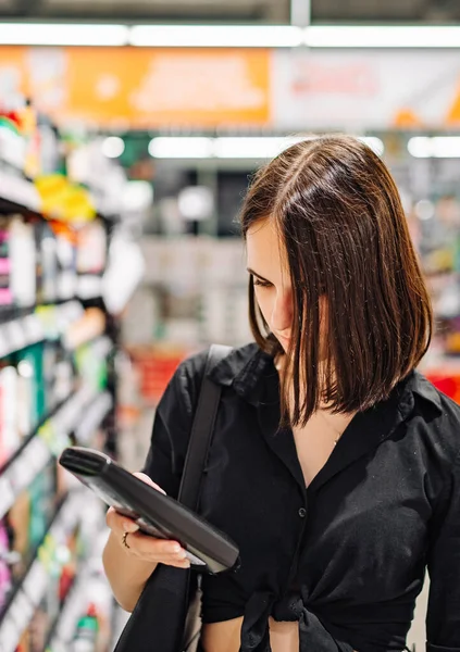 Young Woman Choosing Care Cosmetic Supermarket — Stock Photo, Image