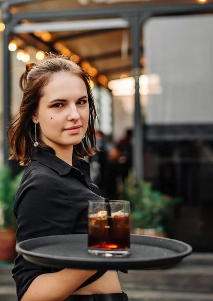 Retrato Jovem Garçonete Café Livre Menina Garçom Mantém Uma Bandeja — Fotografia de Stock