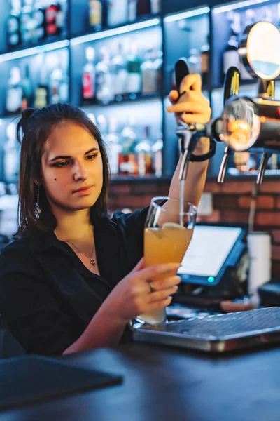 Mão Barman Mulher Torneira Cerveja Derramando Uma Cerveja Calado Vidro — Fotografia de Stock