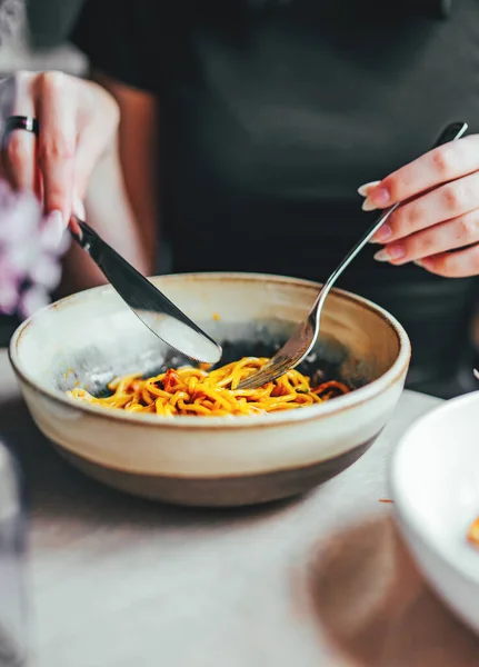 Comida Italiana Mulher Mão Segurando Garfo Faca Com Espaguete Bolonhesa — Fotografia de Stock