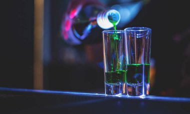 Barmen renkli fotoğraflardan koleksiyon yapıyor. Barda kokteyl seti.