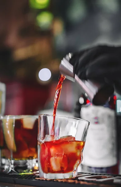 Mãos Barman Com Luvas Pretas Fazendo Coquetel Balcão Bar — Fotografia de Stock