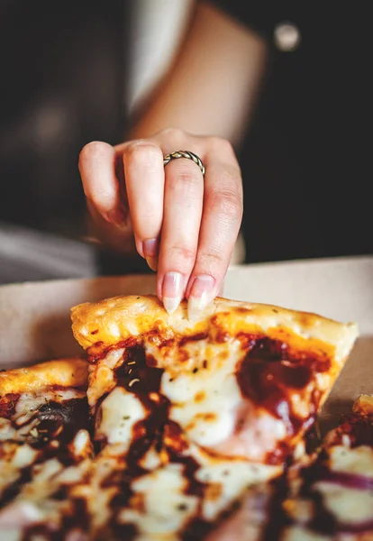 Mujer Mano Toma Una Rebanada Pollo Pizza Caja Papel Cafetería — Foto de Stock