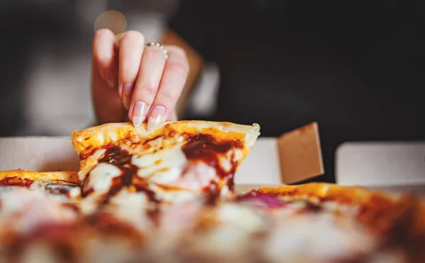 Mujer Mano Toma Una Rebanada Pollo Pizza Caja Papel Cafetería — Foto de Stock