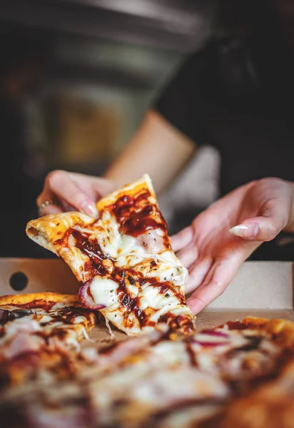 Mujer Mano Toma Una Rebanada Pollo Pizza Caja Papel Cafetería — Foto de Stock