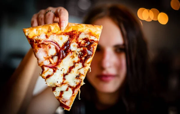 Mujer Hand Toma Una Rebanada Pizza Pollo Cafetería Centrarse Pizza — Foto de Stock