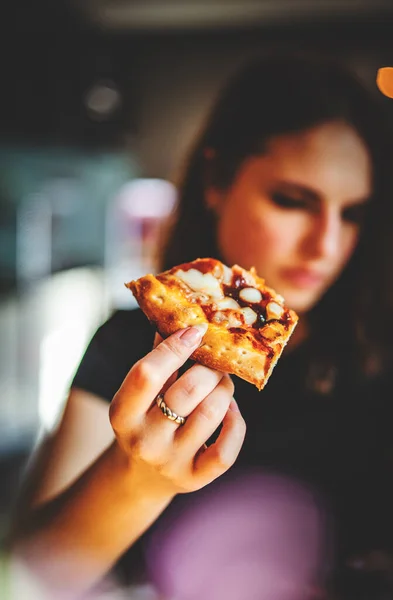 Mulher Mão Leva Uma Fatia Frango Pizza Café Foco Pizza — Fotografia de Stock