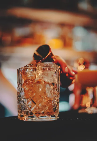 Barkeeperin Hand Macht Negroni Cocktail Negroni Klassischer Cocktail Und Gin — Stockfoto