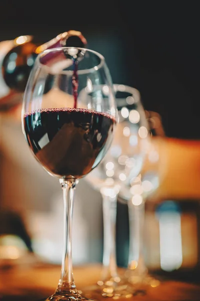 Bartender Häller Rött Vin Ett Glas Café Eller Bar — Stockfoto
