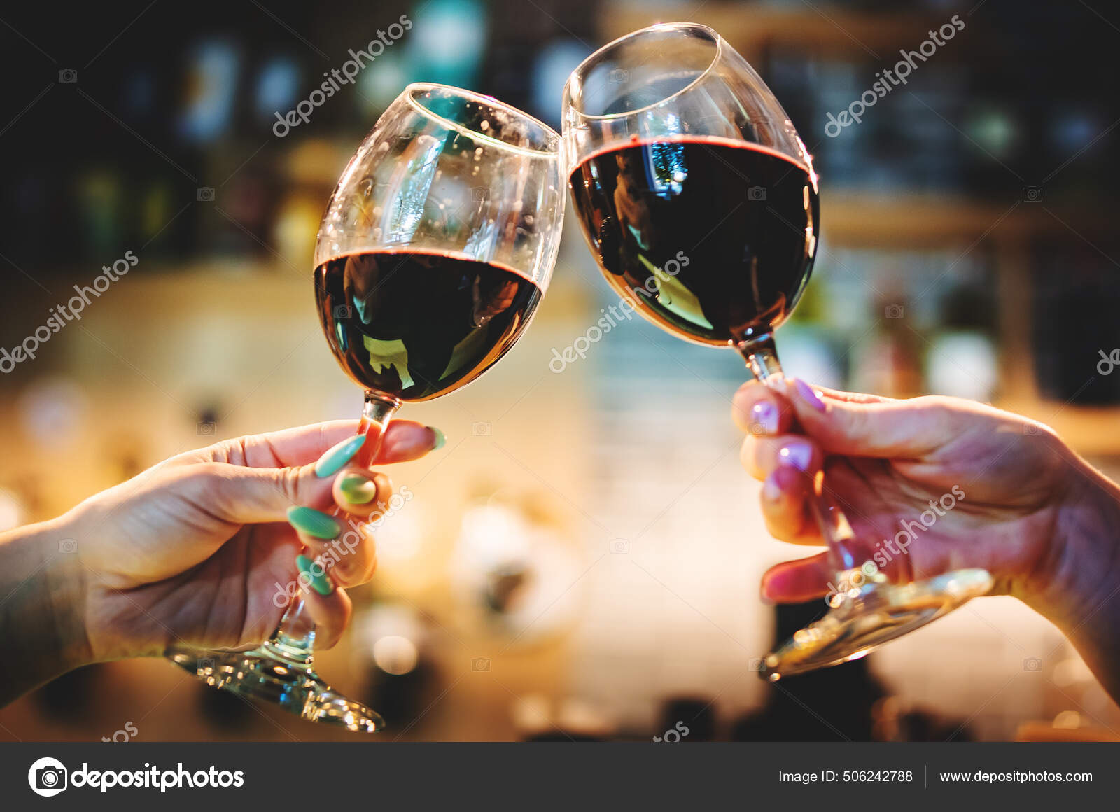 Jeunes Femmes Mains Tenant Des Verres Vin Rouge Cliquetis Verres