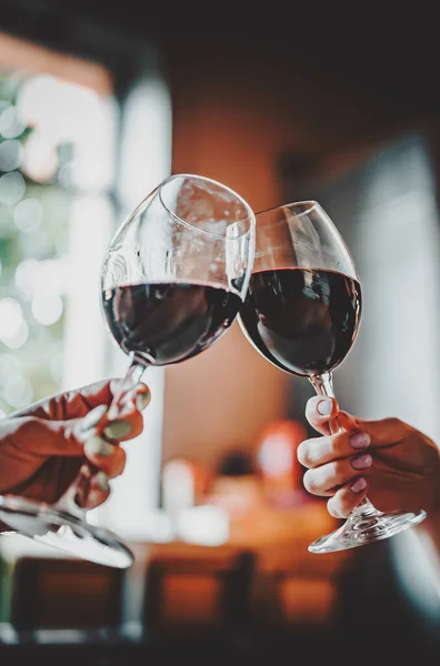 Unga Kvinnor Händer Som Håller Glas Rött Vin Och Klinkande — Stockfoto