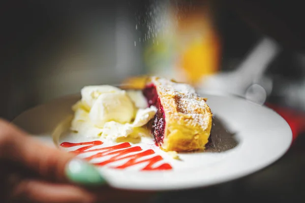 Chef Haciendo Strudel Cereza Con Helado — Foto de Stock