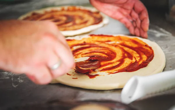 Großaufnahme Hand Des Chefs Bäcker Macht Pizza Der Küche Der — Stockfoto