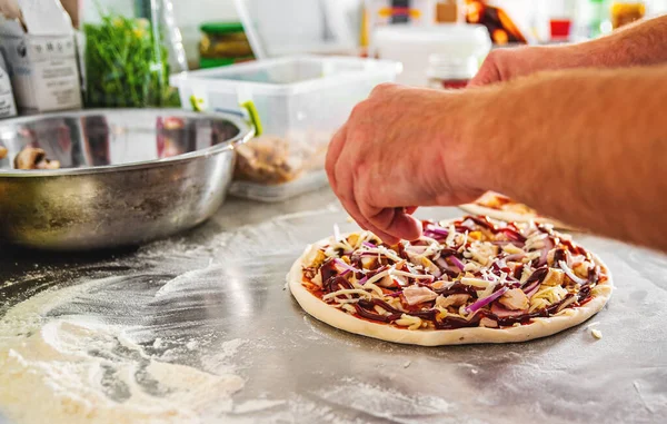 Mão Fechada Padeiro Chef Fazendo Pizza Cozinha Processo Fazer Pizza — Fotografia de Stock