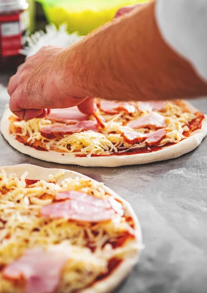 Großaufnahme Hand Des Chefs Bäcker Macht Pizza Der Küche Der — Stockfoto