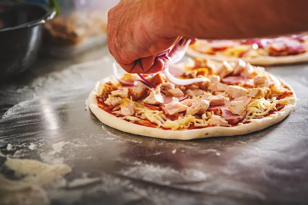 요리사 주방에서 피자를 만들고 있습니다 피자를 만드는 이탈리아 — 스톡 사진