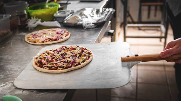 Großaufnahme Hand Des Chefs Bäcker Macht Pizza Der Küche Landungsschaufel — Stockfoto