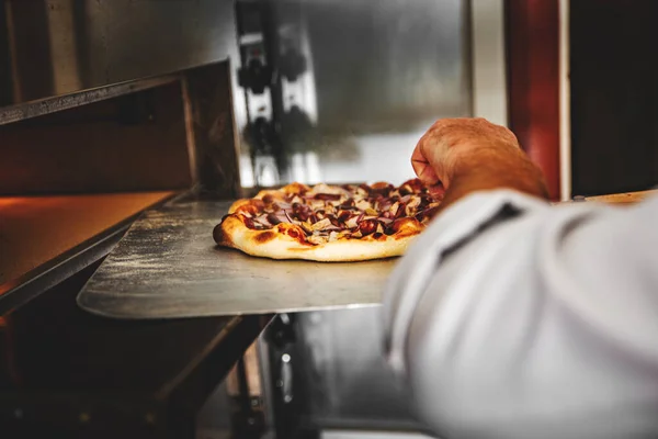 Großaufnahme Hand Des Chefs Bäcker Macht Pizza Der Küche Landungsschaufel — Stockfoto