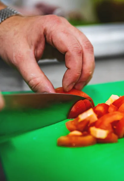 Ręka Szefa Kuchni Krojąca Świeże Dojrzałe Pomidory Desce Krojenia — Zdjęcie stockowe
