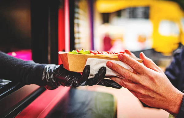 Chef Kok Handen Geeft Een Hotdog Aan Mens Van Voedsel — Stockfoto