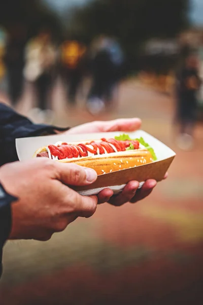 Homem Detém Cachorro Quente Fresco Com Ketchup Nas Mãos Comida — Fotografia de Stock