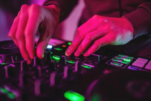 Hands Konser Gece Kulübünde Konsol Karıştırıcısında Müzik Oluşturup Düzenliyor — Stok fotoğraf