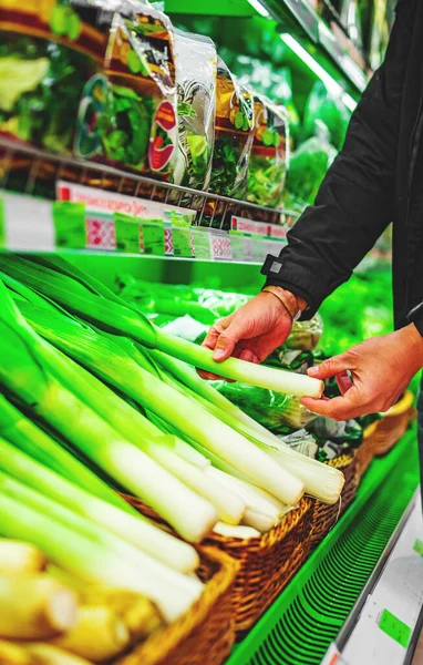 Hombre Mano Celebración Puerro Tienda Comestibles Supermercado — Foto de Stock