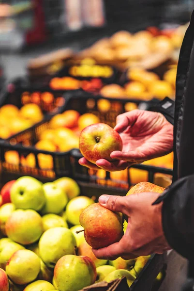 Man Hand Holding Apple Grocery Store Supermarket — Stock Photo, Image