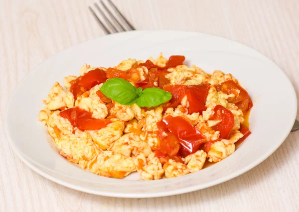 Huevos revueltos con tomate —  Fotos de Stock