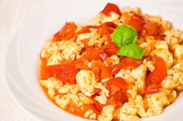 Scrambled eggs with tomato — Stock Photo, Image