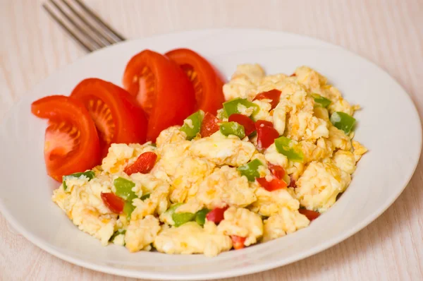 Scrambled eggs with vegetables — Stock Photo, Image
