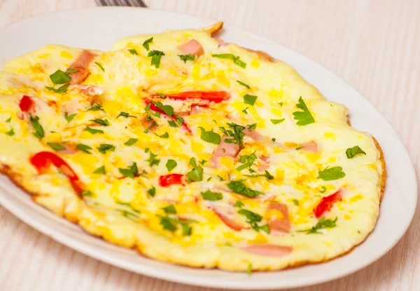 Omelette with ham, vegetables and cheese — Stock Photo, Image