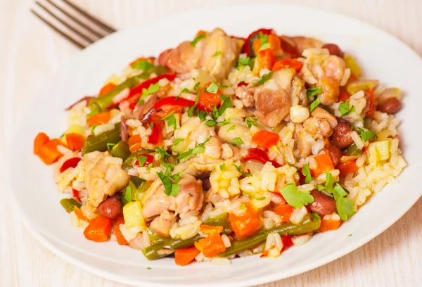 Pollo con arroz y verduras —  Fotos de Stock