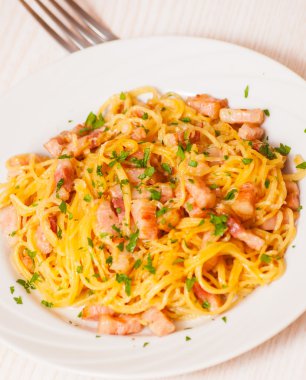 jambon ve peynirli makarna carbonara