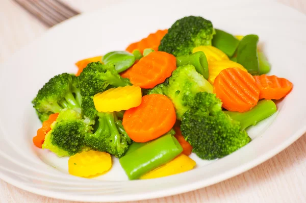Blandade grönsaker på en tallrik — Stockfoto