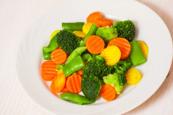 Blandade grönsaker på en tallrik — Stockfoto