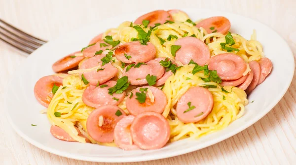 Spagetti kolbásszal — Stock Fotó