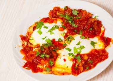 Domates, biber ve soğan bir sos haşlanmış yumurta