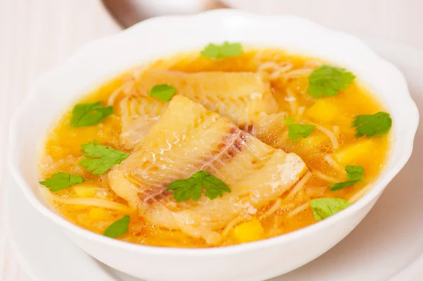 Sopa de pescado con patata y fideos —  Fotos de Stock